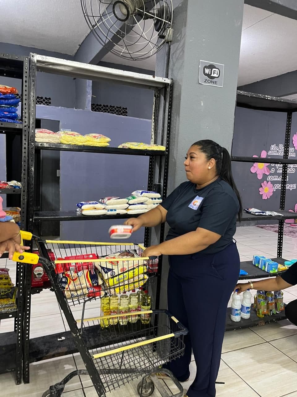 Voluntários organizando doações no Mercado Solidário