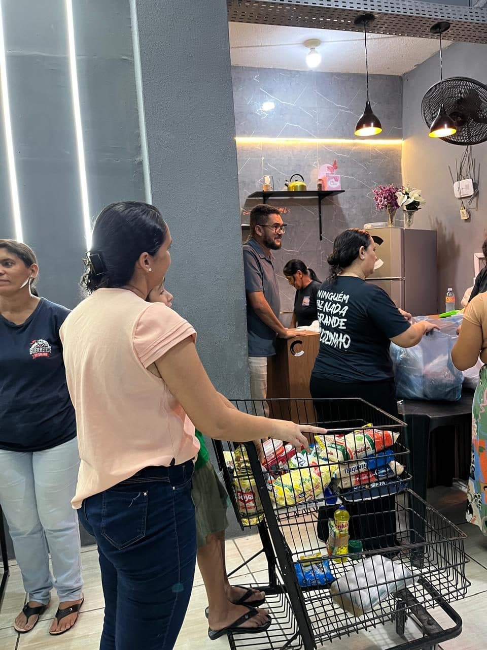 Atendimento a famílias no Mercado Solidário