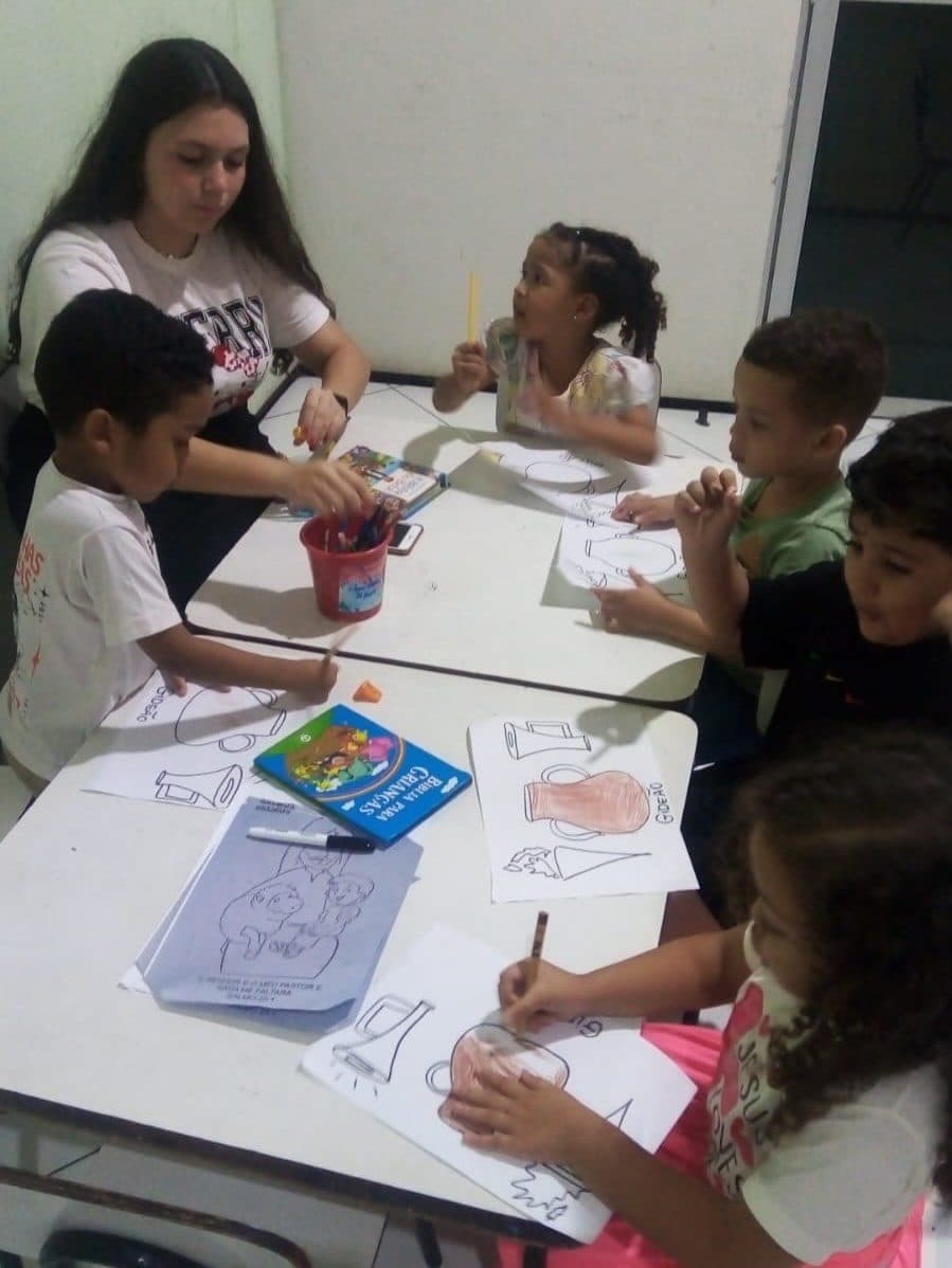 Atividade com crianças da Associação Cristã Céus Abertos