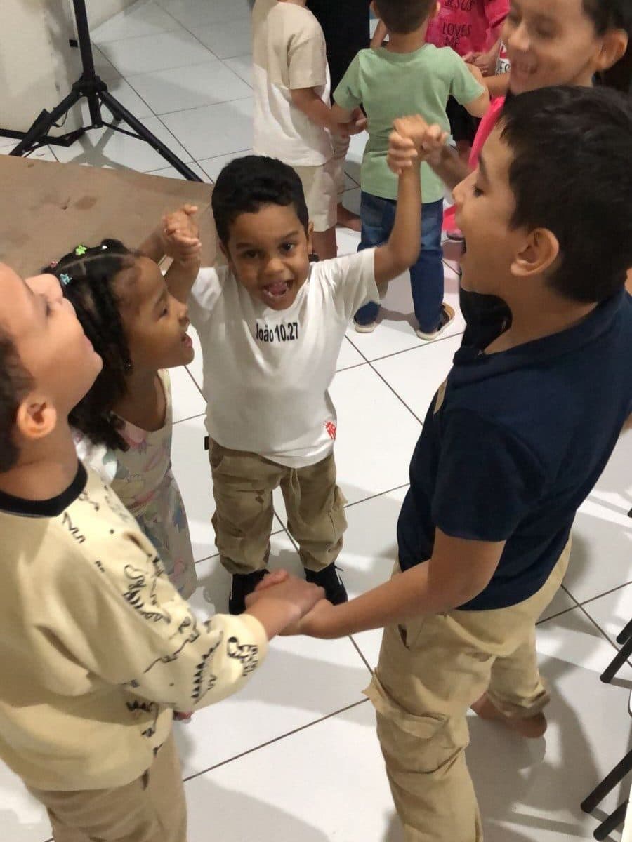 Atividade com crianças da Associação Cristã Céus Abertos